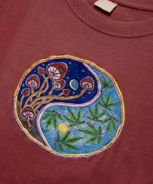 Alternative view of vintage-yin-yang-mushroom-marijuana-tee